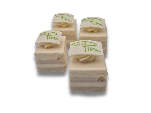 Petit four met logo